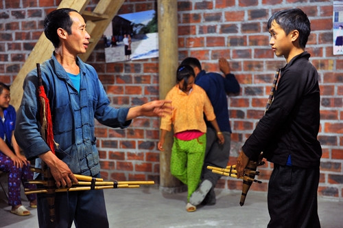 Nghệ nhân Mua Mí Say (bên trái), thôn Tả Lủng B, xã Tả Lủng, huyện Mèo Vạc đang hướng dẫn cách sử dụng khèn cho các thế hệ sau Nghệ nhân Mua Mí Say (bên trái), thôn Tả Lủng B, xã Tả Lủng, huyện Mèo Vạc đang hướng dẫn cách sử dụng khèn cho các thế hệ sau