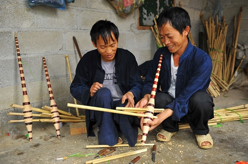 Nghệ nhân Mua Mí Sính (bên trái), thôn Sảng Pả B, thị trấn Mèo Vạc truyền dạy cho người cùng thôn cách làm khèn. Muốn có một cây khèn mang đúng những âm thanh của người Mông bao đời nay, người Mông làm khèn hoàn toàn bằng những kinh nghiệm "cha truyền, con nối" Nghệ nhân Mua Mí Sính (bên trái), thôn Sảng Pả B, thị trấn Mèo Vạc truyền dạy cho người cùng thôn cách làm khèn. Muốn có một cây khèn mang đúng những âm thanh của người Mông bao đời nay, người Mông làm khèn hoàn toàn bằng những kinh nghiệm "cha truyền, con nối"
