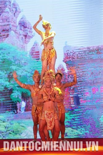 Lần đầu tiên ngay tại trung tâm Hà Nội, người dân Thủ đô được thưởng thức những điệu múa đặc trưng của đồng bào Chăm. Ảnh: Thành Đạt