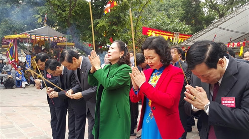 Đại diện lãnh đạo Bộ Văn hóa, Thể thao và Du lịch, thành phố Hà Nội dâng hương tưởng niệm Hai Bà Trưng. Ảnh: Đinh Thị Thuận - TTXVN Đại diện lãnh đạo Bộ Văn hóa, Thể thao và Du lịch, thành phố Hà Nội dâng hương tưởng niệm Hai Bà Trưng. Ảnh: Đinh Thị Thuận - TTXVN