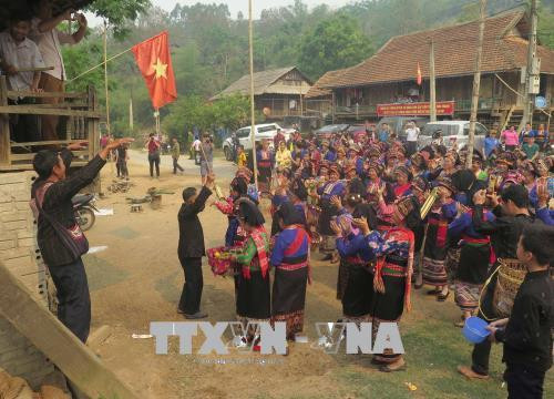 Nghi thức đi xin nước, cầu mong cho mưa thuận gió hòa, năm mới mùa màng bội thu. Ảnh: Xuân Tiến - TTXVN Nghi thức đi xin nước, cầu mong cho mưa thuận gió hòa, năm mới mùa màng bội thu. Ảnh: Xuân Tiến - TTXVN