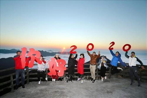 Tượng chú chuột vàng biểu tượng của Năm Canh Tý chào đón du khách tại Đền Tatsumizu ở tỉnh Mie, miền trung Nhật Bản. Ảnh: Kyodo/TTXVN Trang trí đèn lồng đón Tết cổ truyền Canh Tý tại Bắc Kinh, Trung Quốc. Ảnh: THX/TTXVN Các nghệ sĩ biểu diễn màn múa sư tử chào đón Tết Nguyên đán Canh Tý tại Liege, Bỉ, ngày 18/1/2020. Ảnh: THX/ TTXVN Đèn lồng rực rỡ sắc màu chào đón Tết Nguyên đán Canh Tý tại tỉnh Giang Tô, Trung Quốc, ngày 8/1/2020. Ảnh: THX/ TTXVN Người dân chọn mua câu đối chào đón Tết Nguyên đán Canh Tý tại khu chợ ở tỉnh Hải Nam, Trung Quốc, ngày 9/1/2020. Ảnh: THX/ TTXVN Trẻ em thưởng thức món ăn truyền thống trong dịp Năm mới tại tỉnh Giang Tô, Trung Quốc. Ảnh: THX/TTXVN Đèn lồng được thắp sáng rực rỡ để chào đón năm mới tại tỉnh Cam Túc, Trung Quốc, ngày 17/1/2020. Ảnh: THX/ TTXVN Đèn lồng đỏ trang trí tại khu phố người Hoa ở Yangon, Myanmar. Ảnh: THX/TTXVN Người dân mua sắm tại một siêu thị của người Hoa chuẩn bị đón Tết cổ truyền Canh Tý ở Toronto, Canada, ngày 21/1. Ảnh: THX/TTXVN Chào đón Năm mới 2020 trên đỉnh Núi Shiniu ở tỉnh Phúc Kiến, Trung Quốc. Ảnh: THX/TTXVN Người dân chiêm ngưỡng các tác phẩm tại Triển lãm đèn lồng nghệ thuật chào Năm mới ở thành phố Lâm Nghi, tỉnh Sơn Đông, miền đông Trung Quốc, ngày 4/1/2020. Ảnh: THX/ TTXVN Màn múa sư tử chào đón Tết cổ truyền Canh Tý tại khu phố người Hoa ở Manila, Philippines, ngày 25/1. Ảnh: THX/TTXVN Người dân thăm cung hoàng gia Gyeongbo ở Seoul, Hàn Quốc trong dịp Tết Canh Tý ngày 25/1. Ảnh: YONHAP/TTXVN Đèn lồng được thắp sáng rực rỡ để chào đón năm mới tại Khu tự trị dân tộc Choang Quảng Tây, Trung Quốc, ngày 17/1/2020. Ảnh: THX/ TTXVN Vũ công biểu diễn màn múa sư tử chào đón Tết Nguyên đán Canh Tý tại Kota Kinabalu, Sabah, Malaysia, ngày 11/1/2020. Ảnh: THX/ TTXVN Tượng chú chuột vàng biểu tượng của Năm Canh Tý chào đón du khách tại Đền Tatsumizu ở tỉnh Mie, miền trung Nhật Bản. Ảnh: Kyodo/TTXVN Trang trí đèn lồng đón Tết cổ truyền Canh Tý tại Bắc Kinh, Trung Quốc. Ảnh: THX/TTXVN Các nghệ sĩ biểu diễn màn múa sư tử chào đón Tết Nguyên đán Canh Tý tại Liege, Bỉ, ngày 18/1/2020. Ảnh: THX/ TTXVN Đèn lồng rực rỡ sắc màu chào đón Tết Nguyên đán Canh Tý tại tỉnh Giang Tô, Trung Quốc, ngày 8/1/2020. Ảnh: THX/ TTXVN Người dân chọn mua câu đối chào đón Tết Nguyên đán Canh Tý tại khu chợ ở tỉnh Hải Nam, Trung Quốc, ngày 9/1/2020. Ảnh: THX/ TTXVN Trẻ em thưởng thức món ăn truyền thống trong dịp Năm mới tại tỉnh Giang Tô, Trung Quốc. Ảnh: THX/TTXVN Đèn lồng được thắp sáng rực rỡ để chào đón năm mới tại tỉnh Cam Túc, Trung Quốc, ngày 17/1/2020. Ảnh: THX/ TTXVN Đèn lồng đỏ trang trí tại khu phố người Hoa ở Yangon, Myanmar. Ảnh: THX/TTXVN Người dân mua sắm tại một siêu thị của người Hoa chuẩn bị đón Tết cổ truyền Canh Tý ở Toronto, Canada, ngày 21/1. Ảnh: THX/TTXVN Chào đón Năm mới 2020 trên đỉnh Núi Shiniu ở tỉnh Phúc Kiến, Trung Quốc. Ảnh: THX/TTXVN Người dân chiêm ngưỡng các tác phẩm tại Triển lãm đèn lồng nghệ thuật chào Năm mới ở thành phố Lâm Nghi, tỉnh Sơn Đông, miền đông Trung Quốc, ngày 4/1/2020. Ảnh: THX/ TTXVN Màn múa sư tử chào đón Tết cổ truyền Canh Tý tại khu phố người Hoa ở Manila, Philippines, ngày 25/1. Ảnh: THX/TTXVN Người dân thăm cung hoàng gia Gyeongbo ở Seoul, Hàn Quốc trong dịp Tết Canh Tý ngày 25/1. Ảnh: YONHAP/TTXVN Đèn lồng được thắp sáng rực rỡ để chào đón năm mới tại Khu tự trị dân tộc Choang Quảng Tây, Trung Quốc, ngày 17/1/2020. Ảnh: THX/ TTXVN Vũ công biểu diễn màn múa sư tử chào đón Tết Nguyên đán Canh Tý tại Kota Kinabalu, Sabah, Malaysia, ngày 11/1/2020. Ảnh: THX/ TTXVN