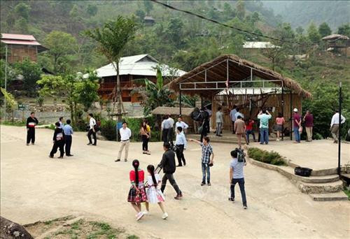 Du khách đến tham quan bản văn hóa Lao Chải 1, xã Khun Há, huyện Tam Đường tỉnh Lai Châu. Ảnh: Quý Trung - TTXVN Điểm cọn nước bản Nà Khương tại xã bản Bo, huyện Tam Đường một trong những điểm tham quan du lịch sinh thái hấp dẫn thu hút du khách khi đến Lai Châu. Ảnh: Quý Trung - TTXVN Điểm du lịch Phiêng Tiên – xã Bản Bo là một trong những điểm tham quan du lịch sinh thái hấp dẫn thu hút đông đảo du khách khi đến Lai Châu. Ảnh: Quý Trung - TTXVN Du khách đến tham quan bản văn hóa Lao Chải 1, xã Khun Há, huyện Tam Đường tỉnh Lai Châu. Ảnh: Quý Trung - TTXVN Điểm cọn nước bản Nà Khương tại xã bản Bo, huyện Tam Đường một trong những điểm tham quan du lịch sinh thái hấp dẫn thu hút du khách khi đến Lai Châu. Ảnh: Quý Trung - TTXVN Điểm du lịch Phiêng Tiên – xã Bản Bo là một trong những điểm tham quan du lịch sinh thái hấp dẫn thu hút đông đảo du khách khi đến Lai Châu. Ảnh: Quý Trung - TTXVN