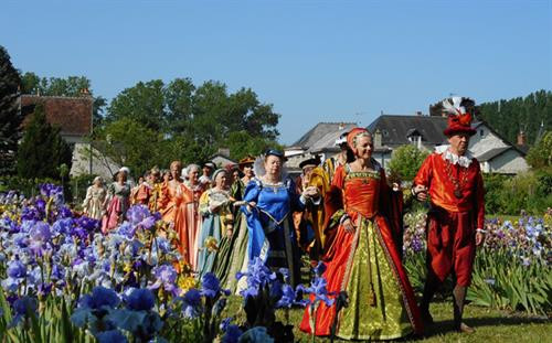 Chi phí tổ chức lễ hội chỉ khoảng 1.500 euro nhưng thực sự trang trọng và đủ màu sắc. Ảnh: Nguyệt Vy, Lương Hà Chi phí tổ chức lễ hội chỉ khoảng 1.500 euro nhưng thực sự trang trọng và đủ màu sắc. Ảnh: Nguyệt Vy, Lương Hà