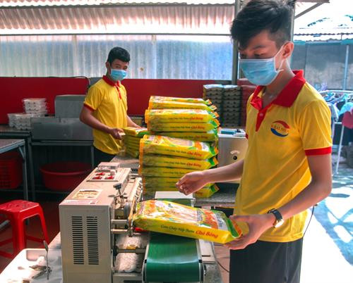 Đóng gói sản phẩm cơm cháy Ninh Bình để bảo quản tốt để xuất bán. Sản phẩm cơm cháy Ninh Bình Sau khi được nấu chín, cơm được cắt ra từng miếng nhỏ để cho vào lò sấy. Cơm được xắt thành miếng trước khi cho vào chiên giòn. Gạo được trải đều trước khi cho vào lò hấp chín. Đóng gói sản phẩm cơm cháy Ninh Bình để bảo quản tốt để xuất bán. Sản phẩm cơm cháy Ninh Bình Sau khi được nấu chín, cơm được cắt ra từng miếng nhỏ để cho vào lò sấy. Cơm được xắt thành miếng trước khi cho vào chiên giòn. Gạo được trải đều trước khi cho vào lò hấp chín.