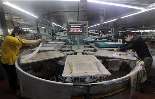 Công ty TNHH An Phú, xã Liêu Xá, huyện Yên Mỹ, tỉnh Hưng Yên có hơn 100 công nhân chuyên thiết kế, gia công in trên các sản phẩm may mặc đã hoạt động cầm chừng, một nửa dây chuyền ngừng hoạt động, công nhân làm việc cách nhật để duy trì cuộc sống. Ảnh: Trần Việt - TTXVN Công ty TNHH An Phú, xã Liêu Xá, huyện Yên Mỹ, tỉnh Hưng Yên có hơn 100 công nhân chuyên thiết kế, gia công in trên các sản phẩm may mặc đã hoạt động cầm chừng, một nửa dây chuyền ngừng hoạt động, công nhân làm việc cách nhật để duy trì cuộc sống. Ảnh: Trần Việt - TTXVN