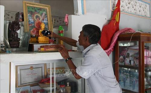 Đồng bào dân tộc Khmer ấp 5, xã Vĩnh Trung, huyện Vị Thủy lau dọn nhà cửa chuẩn bị đón Tết Chôl Chnăm Thmây. Ảnh: Hồng Thái - TTXVN Đồng bào dân tộc Khmer ấp 5, xã Vĩnh Trung, huyện Vị Thủy lau dọn nhà cửa chuẩn bị đón Tết Chôl Chnăm Thmây. Ảnh: Hồng Thái - TTXVN