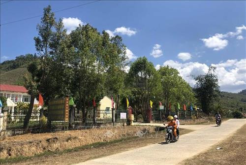 Đường vào “ốc đảo” Kon Pne – địa phương xa nhất của huyện KBang được bê tông hóa, giúp người dân đi lại dễ dàng. Ảnh: Dư Toán – TTXVN. Đường vào “ốc đảo” Kon Pne – địa phương xa nhất của huyện KBang được bê tông hóa, giúp người dân đi lại dễ dàng. Ảnh: Dư Toán – TTXVN.