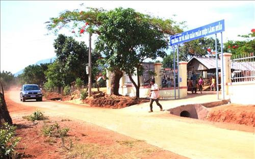 Đường làng Pờ Yầu, xã Lơ Pang, huyện Mang Yang, tỉnh Gia Lai được tỉnh Gia Lai đầu tư xây dựng giúp bà con đi lại thuận tiện hơn. Ảnh: Dư Toán – TTXVN Đường làng Pờ Yầu, xã Lơ Pang, huyện Mang Yang, tỉnh Gia Lai được tỉnh Gia Lai đầu tư xây dựng giúp bà con đi lại thuận tiện hơn. Ảnh: Dư Toán – TTXVN