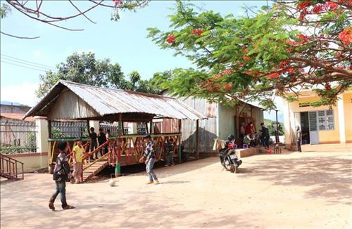 Công trình trường học khang trang được tỉnh Gia Lai đầu tư xây dựng tại làng Pờ Yầu, xã Lơ Pang, huyện Mang Yang, tỉnh Gia Lai. Ảnh: Dư Toán – TTXVN. Công trình trường học khang trang được tỉnh Gia Lai đầu tư xây dựng tại làng Pờ Yầu, xã Lơ Pang, huyện Mang Yang, tỉnh Gia Lai. Ảnh: Dư Toán – TTXVN.
