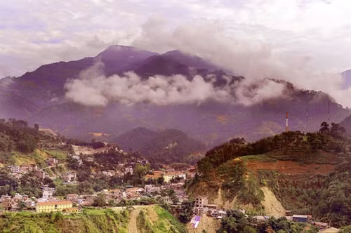 Nhìn từ trên cao, thị trấn Vinh Quang với mây núi xen lấp tuyệt đẹp