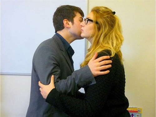 Nụ hôn thân mật của người Pháp: Faire la Bise, một nụ hôn trên cả hai má là nét đặc trưng thú vị của người Pháp. Họ thường ôm và hôn vào má nhau khi gặp và chia tay. Ở mỗi vùng, số lượng nụ hôn cũng khác nhau, có thể là 2, cũng có nơi hôn 3 hoặc 4 cái. Nếu người Pháp chủ động hôn thì bạn đừng ngại nhé, điều đó thể hiện họ rất thiện cảm và muốn tạo sự thân mật với bạn.