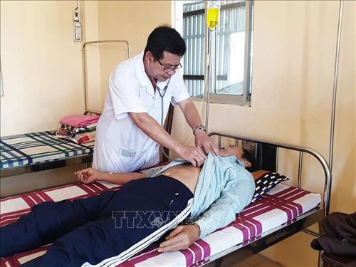 Bác sĩ Trạm xá quân dân y Vĩnh Gia khám bệnh cho người dân. Ảnh: Công Mạo-TTXVN Bác sĩ Trạm xá quân dân y Vĩnh Gia khám bệnh cho người dân. Ảnh: Công Mạo-TTXVN