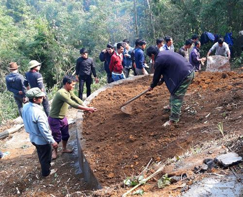 Buổi tối hôm trước khi diễn ra lễ tảo mộ, những người trong gia đình và bà con trong thôn đến giúp chủ nhà gấp giấy tiền vàng thành chim hạc, hoa, đồ vật để hôm sau làm lễ. Lễ tảo mộ có sự tham gia của đại diện các gia đình trong thôn. Mọi người giúp nhau mang đồ đạc lên rừng nơi có phần mộ của người đã mất. Thịt lợn, thịt gà và các món ăn được chế biến ngay tại rừng để dâng cúng người đã mất. Mọi người trong gia đình và dân làng cùng nhau sửa sang lại phần mộ thật chu đáo. Trước đó mấy hôm, gia chủ đã xây “nhà mới” cho người đã mất. Những người phụ nữ Hà Nhì cũng xúc đất đắp lên mộ để làm lý. Sau khi các gia đình đặt lễ vật lên mộ thì chủ nhà thực hiện nghi lễ cúng tại bàn thờ thần rừng Gạ Ma Do. Sau lễ cúng, những người già ăn cơm tại mâm trước mộ. Một phong tục độc đáo là phụ nữ trong gia đình sẽ mang kẹo và nước ngọt đến chia cho tất cả những người tham gia lễ tảo mộ, còn đàn ông thì đi mời rượu các mâm. Nghi lễ tảo mộ thể hiện tình cảm sâu sắc của người Hà Nhì dành cho người đã mất, đồng thời là nét đẹp văn hóa mang tính cộng đồng cao, được lưu giữ qua nhiều thế hệ. Buổi tối hôm trước khi diễn ra lễ tảo mộ, những người trong gia đình và bà con trong thôn đến giúp chủ nhà gấp giấy tiền vàng thành chim hạc, hoa, đồ vật để hôm sau làm lễ. Lễ tảo mộ có sự tham gia của đại diện các gia đình trong thôn. Mọi người giúp nhau mang đồ đạc lên rừng nơi có phần mộ của người đã mất. Thịt lợn, thịt gà và các món ăn được chế biến ngay tại rừng để dâng cúng người đã mất. Mọi người trong gia đình và dân làng cùng nhau sửa sang lại phần mộ thật chu đáo. Trước đó mấy hôm, gia chủ đã xây “nhà mới” cho người đã mất. Những người phụ nữ Hà Nhì cũng xúc đất đắp lên mộ để làm lý. Sau khi các gia đình đặt lễ vật lên mộ thì chủ nhà thực hiện nghi lễ cúng tại bàn thờ thần rừng Gạ Ma Do. Sau lễ cúng, những người già ăn cơm tại mâm trước mộ. Một phong tục độc đáo là phụ nữ trong gia đình sẽ mang kẹo và nước ngọt đến chia cho tất cả những người tham gia lễ tảo mộ, còn đàn ông thì đi mời rượu các mâm. Nghi lễ tảo mộ thể hiện tình cảm sâu sắc của người Hà Nhì dành cho người đã mất, đồng thời là nét đẹp văn hóa mang tính cộng đồng cao, được lưu giữ qua nhiều thế hệ.