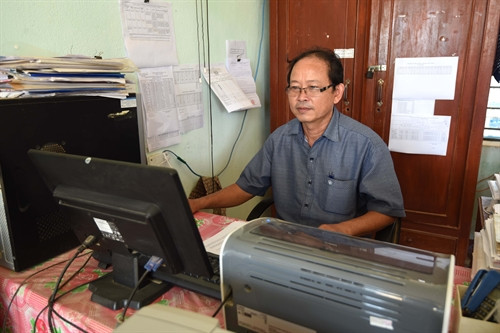 Thầy giáo Lê Văn Tư- Hiệu trưởng trường TH- THCS Trà Lãnh, huyện Tây Trà, Quảng Ngãi.