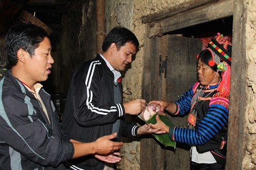 Trong ngày Tết của người Hà Nhì chủ nhà thường biếu thịt cho khách. Trong ngày Tết của người Hà Nhì chủ nhà thường biếu thịt cho khách.