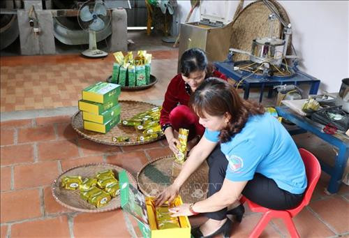 Đóng gói chè sản xuất theo hướng hữu cơ tại Làng nghề chè Trung Thành II, xã Vô Tranh, huyện Phú Lương (Thái Nguyên). Ảnh: Hoàng Nguyên - TTXVN Đóng gói chè sản xuất theo hướng hữu cơ tại Làng nghề chè Trung Thành II, xã Vô Tranh, huyện Phú Lương (Thái Nguyên). Ảnh: Hoàng Nguyên - TTXVN