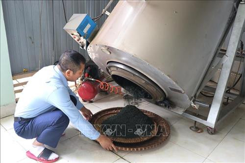 Ông Tô Văn Khiêm, Giám đốc Hợp tác xã chè Khe Cốc, xã Tức Tranh, huyện Phú Lương sử dụng hệ thống sao chè bằng gas trong chế biến chè hữu cơ. Ảnh: Hoàng Nguyên - TTXVN Ông Tô Văn Khiêm, Giám đốc Hợp tác xã chè Khe Cốc, xã Tức Tranh, huyện Phú Lương sử dụng hệ thống sao chè bằng gas trong chế biến chè hữu cơ. Ảnh: Hoàng Nguyên - TTXVN