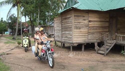 Công an huyện Kong Chro dùng loa di động, tuyên truyền đến từng hộ gia đình người dân tộc thiểu số về tác hại của việc uống rượu, bia khi tham gia giao thông. Ảnh: Hồng Điệp - TTXVN Công an huyện Kong Chro dùng loa di động, tuyên truyền đến từng hộ gia đình người dân tộc thiểu số về tác hại của việc uống rượu, bia khi tham gia giao thông. Ảnh: Hồng Điệp - TTXVN