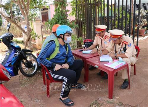 Cảnh sát giao thông tỉnh Gia Lai kiên quyết xử lý các trường hợp vi phạm nồng độ cồn khi điều khiển phương tiện giao thông. Ảnh: Hồng Điệp - TTXVN Cảnh sát giao thông tỉnh Gia Lai kiên quyết xử lý các trường hợp vi phạm nồng độ cồn khi điều khiển phương tiện giao thông. Ảnh: Hồng Điệp - TTXVN