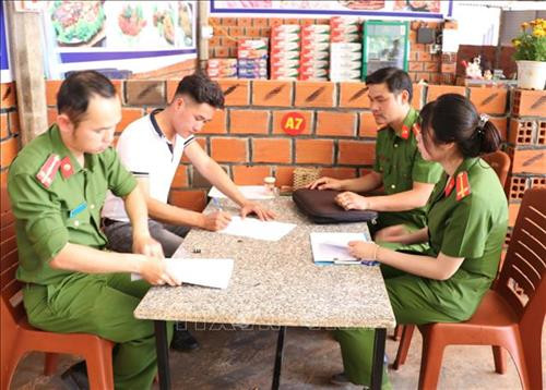 Công an huyện Đăk Đoa đến tuyên truyền và hướng dẫn cac chủ quán ký cam kết đảm bảo trật tự an toàn xã hội trên địa bàn. Ảnh: Hồng Điệp - TTXVN Công an huyện Đăk Đoa đến tuyên truyền và hướng dẫn cac chủ quán ký cam kết đảm bảo trật tự an toàn xã hội trên địa bàn. Ảnh: Hồng Điệp - TTXVN