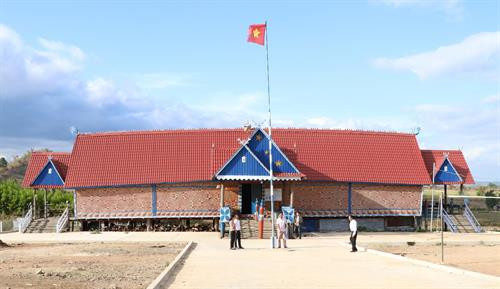 Nhà rông xã Yang Trung, huyện Kông Chro là nơi sinh hoạt Đảng ở Chi bộ Đảng thôn, làng của địa phương. Ảnh: Hoài Nam – TTXVN. Nhà rông xã Yang Trung, huyện Kông Chro là nơi sinh hoạt Đảng ở Chi bộ Đảng thôn, làng của địa phương. Ảnh: Hoài Nam – TTXVN.