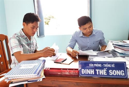 Đảng viên trẻ Đinh Thế Song (bên phải, sinh năm 1993, xã SRó, huyện Kông Chro) là công chức văn phòng – thống kê xã. Ảnh: Hoài Nam – TTXVN. Đảng viên trẻ Đinh Thế Song (bên phải, sinh năm 1993, xã SRó, huyện Kông Chro) là công chức văn phòng – thống kê xã. Ảnh: Hoài Nam – TTXVN.