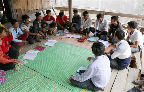 Một buổi sinh hoạt Đảng ở Chi bộ Đảng thôn, làng tại xã SRó, huyện Kông Chro. Ảnh: Hoài Nam – TTXVN. Một buổi sinh hoạt Đảng ở Chi bộ Đảng thôn, làng tại xã SRó, huyện Kông Chro. Ảnh: Hoài Nam – TTXVN.