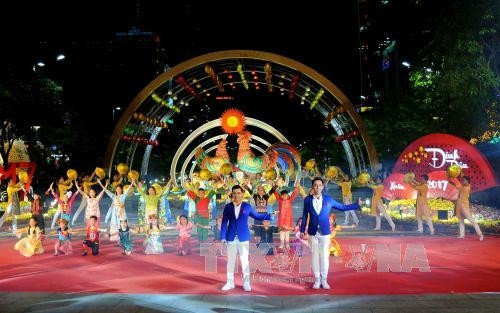 Một tiết mục văn nghệ chào mừng tại Lễ khai mạc Đường hoa Nguyễn Huệ Xuân Đinh Dậu 2017. Ảnh: An Hiếu - TTXVN