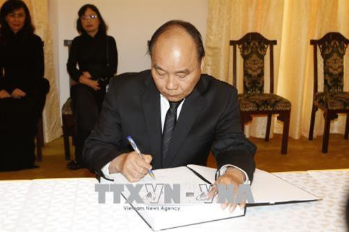 Thủ tướng Nguyễn Xuân Phúc ghi sổ tang đồng chí Phan Văn Khải. Ảnh: Hoàng Hải-TTXVN Thủ tướng Nguyễn Xuân Phúc ghi sổ tang đồng chí Phan Văn Khải. Ảnh: Hoàng Hải-TTXVN