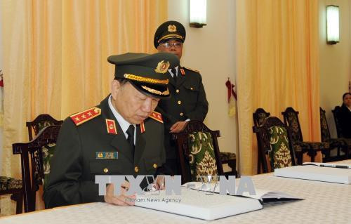 Đồng chí Tô Lâm, Bộ trưởng Bộ Công An ghi sổ tang viếng đồng chí Phan Văn Khải. Ảnh: Mạnh Linh – TTXVN Đồng chí Tô Lâm, Bộ trưởng Bộ Công An ghi sổ tang viếng đồng chí Phan Văn Khải. Ảnh: Mạnh Linh – TTXVN