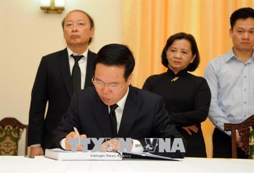 Trưởng Ban Tuyên giáo Trung ương Võ Văn Thưởng ghi sổ tang viếng đồng chí Phan Văn Khải. Ảnh: Mạnh Linh – TTXVN Trưởng Ban Tuyên giáo Trung ương Võ Văn Thưởng ghi sổ tang viếng đồng chí Phan Văn Khải. Ảnh: Mạnh Linh – TTXVN