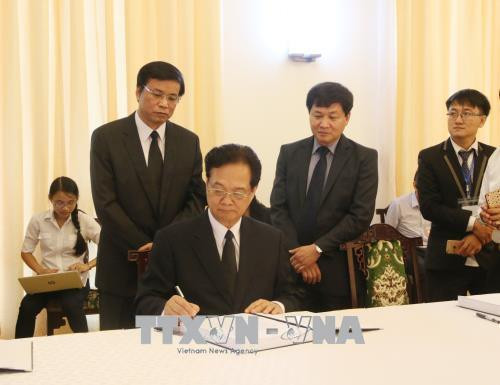 Nguyên Thủ tướng Chính phủ Nguyễn Tấn Dũng ghi sổ tang. Ảnh: Tiến Lực - TTXVN Nguyên Thủ tướng Chính phủ Nguyễn Tấn Dũng ghi sổ tang. Ảnh: Tiến Lực - TTXVN