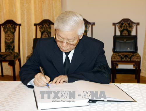 Tổng Bí thư Nguyễn Phú Trọng ghi sổ tang đồng chí Phan Văn Khải. Ảnh: Hoàng Hải-TTXVN Tổng Bí thư Nguyễn Phú Trọng ghi sổ tang đồng chí Phan Văn Khải. Ảnh: Hoàng Hải-TTXVN