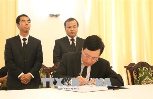 Ủy viên Bộ Chính trị, Phó Thủ tướng Chính phủ, Bộ trưởng Bộ Ngoại giao Phạm Bình Minh ghi sổ tang. Ảnh: Tiến Lực - TTXVN Ủy viên Bộ Chính trị, Phó Thủ tướng Chính phủ, Bộ trưởng Bộ Ngoại giao Phạm Bình Minh ghi sổ tang. Ảnh: Tiến Lực - TTXVN