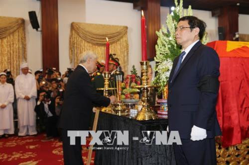 Đoàn đại biểu Ban Chấp hành Trung ương Đảng Cộng sản Việt Nam, do Tổng Bí thư Nguyễn Phú Trọng dẫn đầu, viếng đồng chí Phan Văn Khải. Ảnh: Trí Dũng – TTXVN Đoàn đại biểu Ban Chấp hành Trung ương Đảng Cộng sản Việt Nam, do Tổng Bí thư Nguyễn Phú Trọng dẫn đầu, viếng đồng chí Phan Văn Khải. Ảnh: Trí Dũng – TTXVN