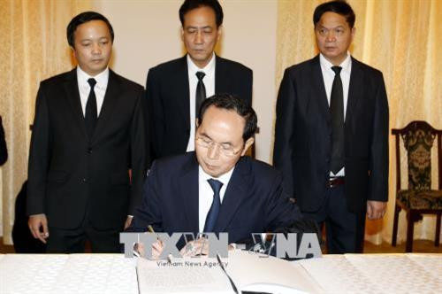 Chủ tịch nước Trần Đại Quang ghi sổ tang đồng chí Phan Văn Khải. Ảnh: Hoàng Hải-TTXVN Chủ tịch nước Trần Đại Quang ghi sổ tang đồng chí Phan Văn Khải. Ảnh: Hoàng Hải-TTXVN