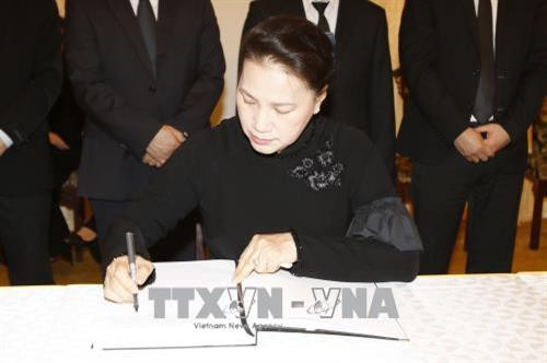 Chủ tịch Quốc hội Nguyễn Thị Kim Ngân chia buồn cùng gia đình đồng chí Phan Văn Khải. Ảnh: Thanh Vũ-TTXVN Chủ tịch Quốc hội Nguyễn Thị Kim Ngân chia buồn cùng gia đình đồng chí Phan Văn Khải. Ảnh: Thanh Vũ-TTXVN