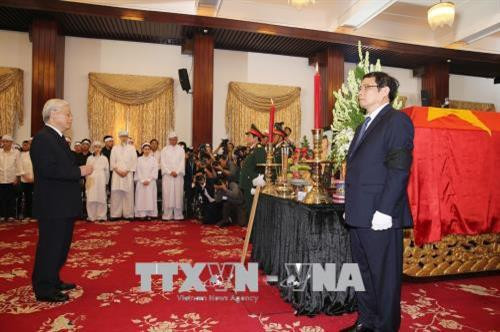 Đoàn đại biểu Ban Chấp hành Trung ương Đảng Cộng sản Việt Nam, do Tổng Bí thư Nguyễn Phú Trọng dẫn đầu, viếng đồng chí Phan Văn Khải. Ảnh: Trí Dũng – TTXVN Đoàn đại biểu Ban Chấp hành Trung ương Đảng Cộng sản Việt Nam, do Tổng Bí thư Nguyễn Phú Trọng dẫn đầu, viếng đồng chí Phan Văn Khải. Ảnh: Trí Dũng – TTXVN