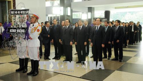 Đoàn Thành ủy, HĐND, UBND, Ủy ban Mặt trận Tổ quốc Việt Nam Thành phố Hà Nội, do Bí thư Thành ủy Hoàng Trung Hải làm Trưởng đoàn, viếng đồng chí Phan Văn Khải. Ảnh: Mạnh Linh - TTXVN Đoàn Thành ủy, HĐND, UBND, Ủy ban Mặt trận Tổ quốc Việt Nam Thành phố Hà Nội, do Bí thư Thành ủy Hoàng Trung Hải làm Trưởng đoàn, viếng đồng chí Phan Văn Khải. Ảnh: Mạnh Linh - TTXVN