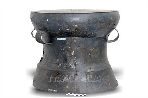 Tang trống trang trí những đoạn thẳng song song kiểu răng lược và những hình vòng tròn có chấm ở giữa. Ảnh: Huyền Trang - TTXVN