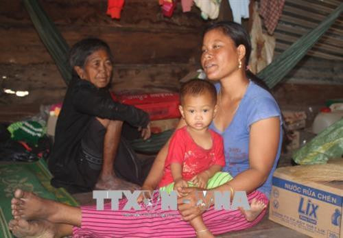 Tương lai mịt mờ của những đứa trẻ làng Heg khi sinh ra không được hưởng dịch vụ xã hội. Ảnh: Dư Toán - TTXVN Tương lai mịt mờ của những đứa trẻ làng Heg khi sinh ra không được hưởng dịch vụ xã hội. Ảnh: Dư Toán - TTXVN