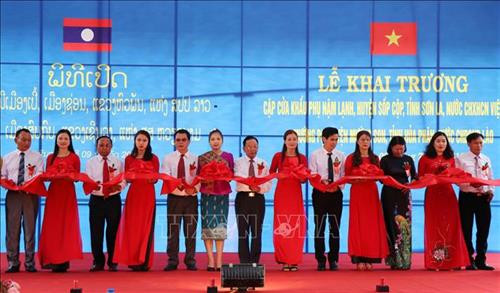 Các đồng chí: Văn Xay - Pheng Sum Ma, Ủy viên Ban Chấp hành Trung ương Đảng nhân dân cách mạng Lào, Bí thư Tỉnh ủy, Tỉnh trưởng tỉnh Hủa Phăn, Lào; Hoàng Văn Chất, Bí thư Tỉnh ủy, Chủ tịch Hội đồng nhân dân tỉnh Sơn La; cùng đại diện lãnh đạo các sở, ngành hai tỉnh Sơn La, Hủa Phăn và hai huyện Sốp Cộp, Mường Son cắt băng khai trương cửa khẩu phụ Nậm Lạnh – Mường Pợ. Ảnh: Nguyễn Cường - TTXVN. Các đồng chí: Văn Xay - Pheng Sum Ma, Ủy viên Ban Chấp hành Trung ương Đảng nhân dân cách mạng Lào, Bí thư Tỉnh ủy, Tỉnh trưởng tỉnh Hủa Phăn, Lào; Hoàng Văn Chất, Bí thư Tỉnh ủy, Chủ tịch Hội đồng nhân dân tỉnh Sơn La; cùng đại diện lãnh đạo các sở, ngành hai tỉnh Sơn La, Hủa Phăn và hai huyện Sốp Cộp, Mường Son cắt băng khai trương cửa khẩu phụ Nậm Lạnh – Mường Pợ. Ảnh: Nguyễn Cường - TTXVN.