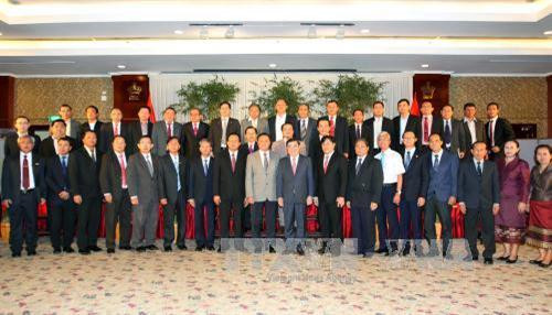 Chủ tịch UBND Thành phố Hồ Chí Minh Nguyễn Thành Phong với Bí thư – Tỉnh trưởng Tỉnh Savanakhet Santiphap Phomvihan cùng các đại biểu. Ảnh: Thanh Vũ - TTXVN