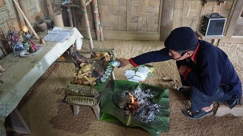 Mời rượu để tiễn thần linh, ông bà tổ tiên về với cõi thiêng, phù hộ cho con cháu mọi việc tốt lành. Ảnh: Hoàng Tâm