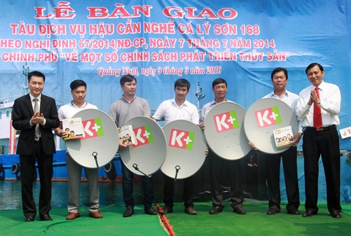 Đại diện lãnh đạo tỉnh Quảng Ngãi và Quỹ Khí phách Việt (Tập đoàn Hương Sen và Thương hiệu Bia Đại Việt) trao tặng 20 bộ đầu thu truyền hình số vệ tinh K+ cho các ngư dân khai thác thủy sản tại ngư trường Hoàng Sa và Trường Sa tại buổi lễ