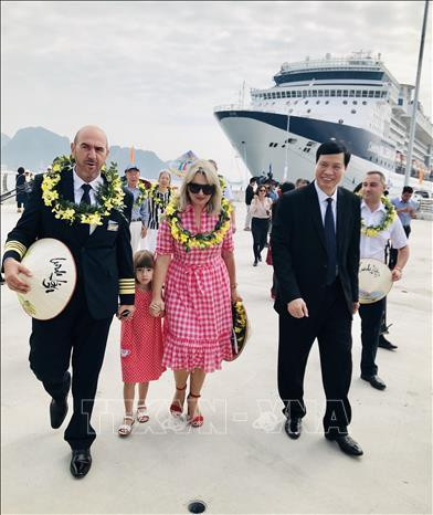 Chủ tịch UBND tỉnh Quảng Ninh Nguyễn Đức Long vui mừng đón vị khách quốc tế thứ 15 triệu đến Việt Nam là ông James Kopenec, mang quốc tịch Mỹ, cùng vợ là bà Hermine Kopenec. Ảnh: Trung Nguyên -TTXVN Chủ tịch UBND tỉnh Quảng Ninh Nguyễn Đức Long vui mừng đón vị khách quốc tế thứ 15 triệu đến Việt Nam là ông James Kopenec, mang quốc tịch Mỹ, cùng vợ là bà Hermine Kopenec. Ảnh: Trung Nguyên -TTXVN