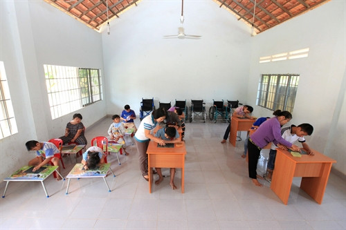 Ngoài các hoạt động nuôi dưỡng, Trung tâm nuôi dưỡng, phục hồi chức năng cho nạn nhân chất độc da cam/dioxin tỉnh Tây Ninh còn dạy các em viết chữ, phân biệt các loại màu, thời gian, các thực phẩm thường được sử dụng trong ăn uống, các vật dụng trong sinh hoạt.