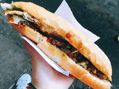 Đây là món ăn hầu hết ai cũng thử khi đến Hội An. Bánh mì có phần nhân cơ bản gồm pate, thịt nướng, chả lụa, rau thơm và nước sốt đặc biệt. Hai tiệm bánh mì nổi tiếng nhất Hội An được báo nước ngoài nhiều lần nhắc đến là bánh mì Phượng và bánh mì Madam Khánh. Giá một ổ bánh mì thường là 20.000 đồng, ổ đặc biệt là 25.000 đồng. Ảnh: Lan Hương Đây là món ăn hầu hết ai cũng thử khi đến Hội An. Bánh mì có phần nhân cơ bản gồm pate, thịt nướng, chả lụa, rau thơm và nước sốt đặc biệt. Hai tiệm bánh mì nổi tiếng nhất Hội An được báo nước ngoài nhiều lần nhắc đến là bánh mì Phượng và bánh mì Madam Khánh. Giá một ổ bánh mì thường là 20.000 đồng, ổ đặc biệt là 25.000 đồng. Ảnh: Lan Hương