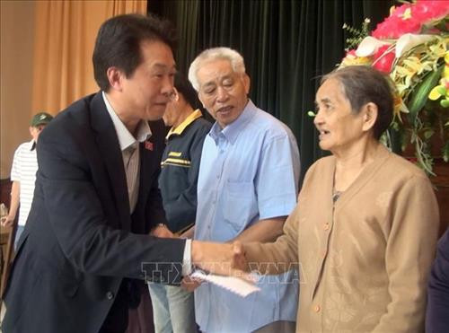 Ông Đinh Văn Nhã, Phó Chủ nhiệm Ủy ban Tài chính - Ngân sách của Quốc hội trao quà cho hộ gia đình chính sách ở thành phố Tuy Hòa. Ảnh: Thế Lập - TTXVN Ông Đinh Văn Nhã, Phó Chủ nhiệm Ủy ban Tài chính - Ngân sách của Quốc hội trao quà cho hộ gia đình chính sách ở thành phố Tuy Hòa. Ảnh: Thế Lập - TTXVN